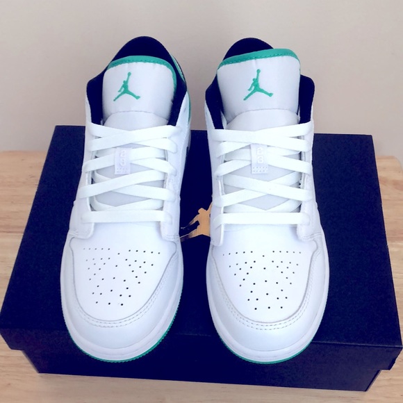 💚🤍NIKE AIR JORDAN 1 LOW GS SNEAKERS🤍💚 - Picture 4 of 13